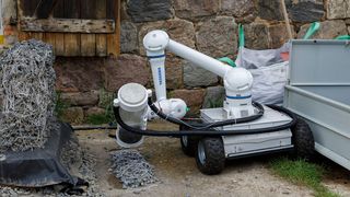 Mauern – und zwar klimafreundliche Mauern aus Lavagestein – baut jetzt ein vor Staub und Spritzgwasser geschützter Cobot des Typs HC10DTP von Yaskaw für das Unternehmen Rockfarm. Erfahren Sie hier, was das Ganze soll, und warum es genau dieser Roboter sein muss ... (Bild: Independent light)