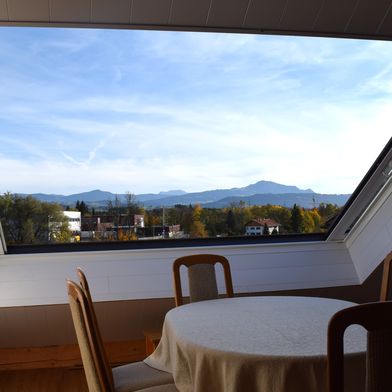 Mit einem Maximalmaß von 2,56 x 3,06 Metern schaffen die zweiflügeligen Varianten der Lideko-Dachschiebefenster einen einzigartigen Panoramablick. Sie kommen vor allem in der Sanierung und Modernisierung von Dachgeschossen zum Einsatz. (Bild: Lideko)