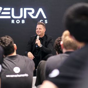 Wenn immer mehr Roboter gesellschaftliche Aufgaben übernehmen, müssen wir die Wertschöpfung, die da passiert, an die Sozialsysteme anbinden. Anders gesagt: Kognitive Roboter müssen – beziehungsweise deren Betreiber – in unsere Sozialsysteme einzahlen. David Reger, CEO Neura Robotics(Bild:  Neura Robotics)