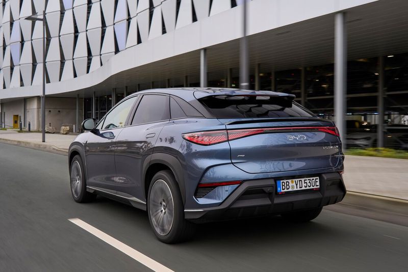 Wie es bei E-Autos mittlerweile üblich ist, bietet auch der Sealion 7 aerodynamisch vorteilhafte, mit dem Türblech bündige Türgriffe. (Bild: BYD)