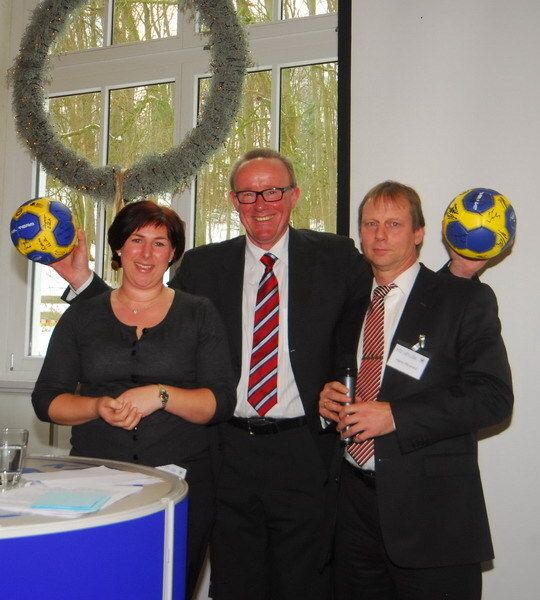 Birgit Hamann und Hans Mirwald verabschiedeten ihren Chef stellvertretend für alle Mitarbeiterinnen und Mitarbeiter des Landesverbandes mit zwei Handbällen, signiert vom THW Kiel und den Mitarbeitern. (Archiv: Vogel Business Media)