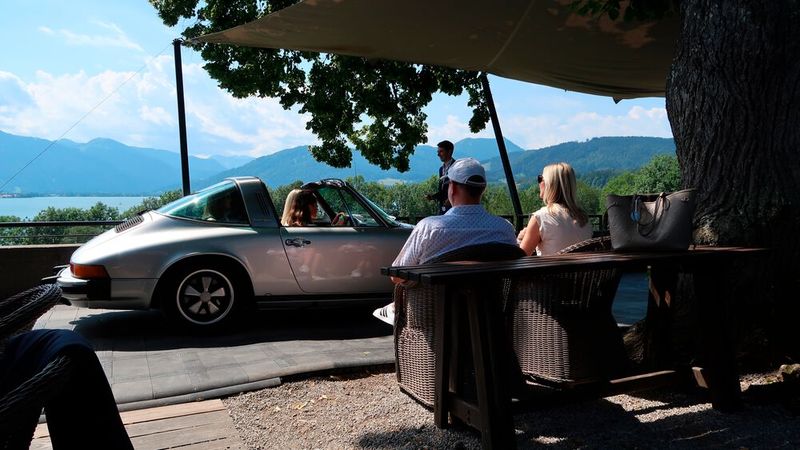 Wer einen gut dreistelligen Eurobetrag ausgab, konnte die Veranstaltung und den Blick auf den Tegernsee bequem und üppig verpflegt genießen. (Bild: Diehl – VCG)