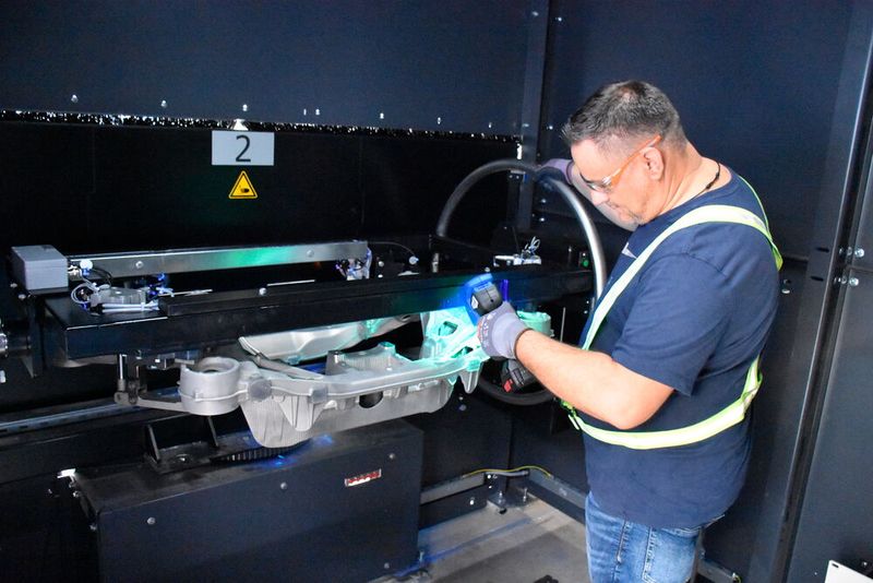 Nach der Wärmebehandlung erfolgt in zwei bemannten und einer unbemannten vollautomatischen Station die Rissprüfung. (Bild: P. Kemptner)