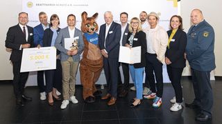 Preisträger, Laudatoren und Spendenempfänger des 42. KS Energie- und Umweltpreises; links Ole Eilers, Präsident des Automobilclubs KS (Bild: Automobilclub KS)