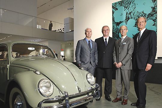 Neben klassischen Marketingaktivitäten setzt Volkswagen auch auf Partnerschaften, etwa eine mehrjährige Kooperation mit dem Museum of Modern Art (Moma). Den Sinn für Kunst teilen: (v. li.) Klaus Biesenbach (Direktor The Moma PS1 und Leitender Kurator des Moma), VW-Chef Martin Winterkorn, D. Lowry (Direktor The Museum of Modern Art) und VW-Finanzchef Hans Dieter Pötsch. (Archiv: Vogel Business Media)