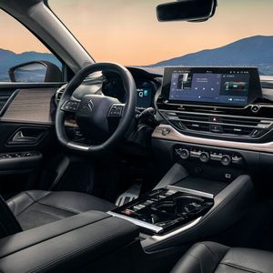 Zusätzlich zum12-Zoll-Touchscreen kommt ein Head-up-Display, das wichtige Fahrerinformationen direkt in die Scheibe und nicht auf ein kleines Plexiglaselement projiziert.(Bild:  William Crozes/Continental Productions/Citroën)