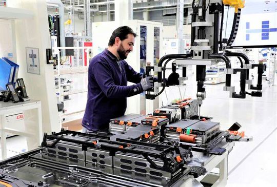 Blick in die Batteriezellenfertigung bei Volkswagen. Der Automobilhersteller plant weitere Fabriken zur Herstellung dieser Energielieferanten für Elektroauto & Co. Die nächste wird im spanischen Valencia enstehen, heißt es. Aber Batteriezellen seien nur ein Aspekt.(Bild:  Volkswagen)
