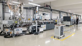 Die Tech-Center von Continental sind komplett ausgestattete und voll produktionstaugliche Anlagen, auf denen die Vorgaben für Serienprozesse festgelegt werden. (Continental)