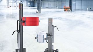 Ausgestattet mit der neuen Greif- und Dreheinheit QC3 für kleine Rollen und Fässer bis 60 kg: der Impact 130-3 (links) und Inox 90-3 (rechts). (Bild: Hovmand)