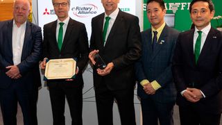 Besiegelten die globale strategische Partnerschaft auf der Hannover Messe 2019: Hartmut Pütz, Leiter Factory Automation der European Business Group von Mitsubishi Electric, Dr. Stefan Spindler, Vorstand Industrie der Schaeffler AG, Rauli Hantikainen, Leiter Industrie 4.0 bei Schaeffler, Hajime Sugiyama, Industrial IoT-Botschafter der Factory Automation Systems Group von Mitsubishi Electric und Kazuaki Nakamura, Vertriebsingenieur bei Schaeffler (v.l.n.r.). (Schaeffler)