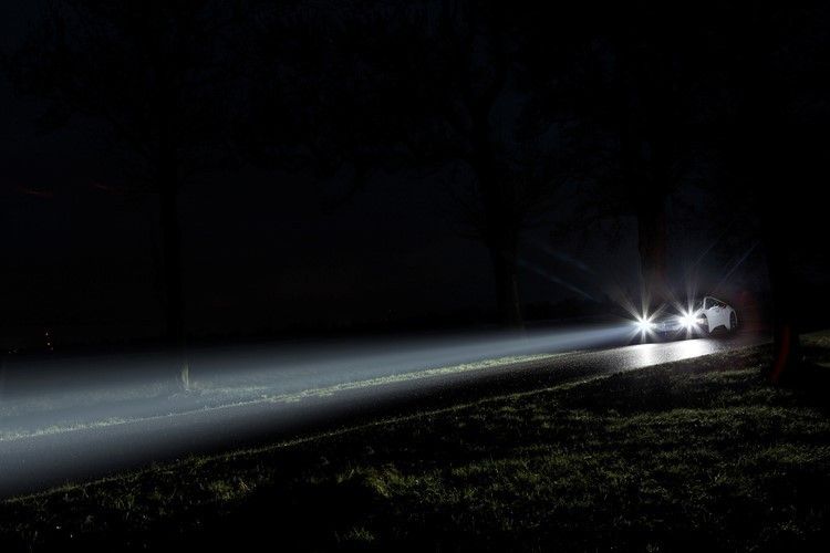 BMW bringt mit dem i8 das erste Serienfahrzeug mit Laserlicht-Scheinwerfern. (Foto: BMW)
