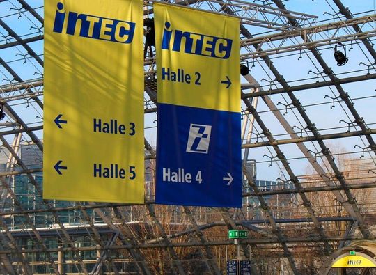 Im März hat das Messedoppel Intec und Z Zigtausende von Besuchern nach Leipzig gelockt. Der Erfolg führt nun dazu, dass zwei VDMA-Fachverbände als strategische und ideelle Träger fungieren, um die Messe bis zur nächsten Ausgabe noch stärker zu machen. (Bild:  Leipziger Messe)