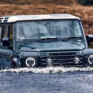 Der Geländewagen bewältigt auch Fahrten durchs Wasser. (Bild:  Ineos)