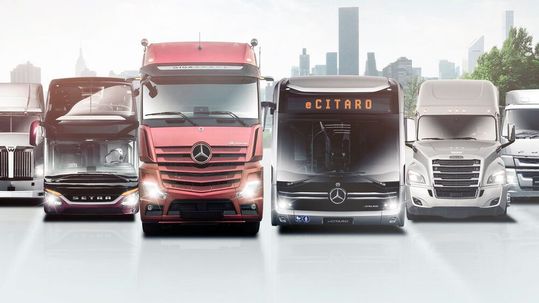 Daimler Truck kündigt ein milliardenschweres Sparprogramm an und will außerdem in die Offensive gegen die Konkurrenz gehen. Möglicherweise kann das aber auch Jobs kosten.(Bild:  Daimler Truck)