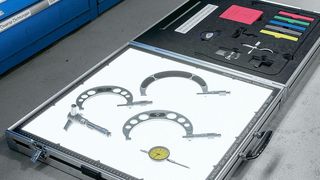 Mit dem mobilen Werkzeugscanner lässt sich direkt vor Ort eine Hartschaumeinlage für Werkzeuge und andere Utensilien entwerfen. (Bild: Hahn+Kolb)