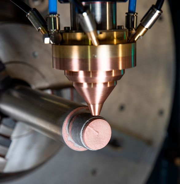 Additive Fertigung eines Werkzeugeinsatzes aus Reinkupfer und Einsatzstahl 1.2764 durch Laserauftragschweißen mit grünem Laser. (Fraunhofer IWS)