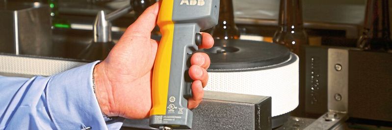 Alles in Ordnung: Solange der Bediener die Taste am Zustimmtaster drückt, läuft die Maschine.(Bild:  ABB)