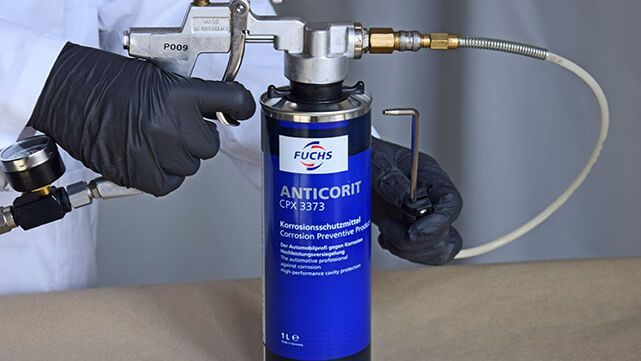 Vielmehr als „nur“ ausgezeichnete Öle: FUCHS bietet Werkstätten ein breites Spektrum an Produkten für den Service von Fahrzeugen. Dazu gehören beispielsweise auch solche für den Korrosionsschutz. (Bild: FUCHS LUBRICANTS GERMANY GmbH)