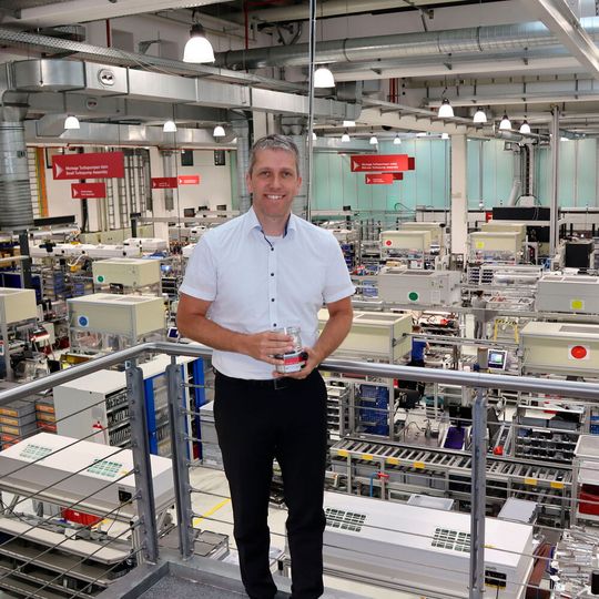 Als CTO bei Pfeiffer Vacuum hat Tobias Stoll das Thema „Verbesserung der Energieeffizienz“ ganz oben auf die Tagesordnung gesetzt.(Bild:  PROCESS/Kempf)