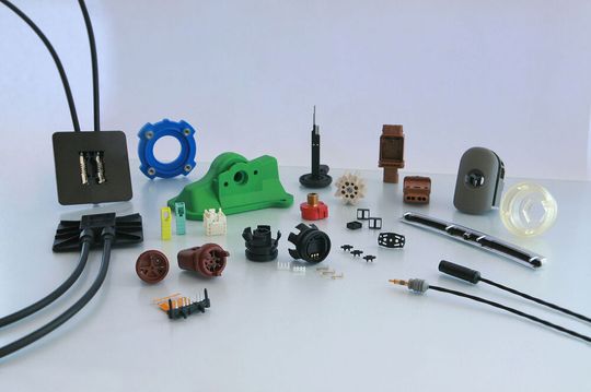 Das ist das Bauteilspektrum, das das Unternehmen Werkzeugbau Winkelmühle aus Klingenberg in Sachsen beherrscht und anbietet. Jetzt haben die Kunststoffverarbeiter sich durch 2-Komponenten-Fertigungstechnik von Wittmann Battenfeld die Zukunft gesichert, wie es heißt. Das ist das Bauteilspektrum, das das Unternehmen Werkzeugbau Winkelmühle aus Klingenberg in Sachsen beherrscht und anbietet. Jetzt haben die Kunststoffverarbeiter sich durch 2-Komponenten-Fertigungstechnik von Wittmann Battenfeld die Zukunft gesichert, wie es heißt.