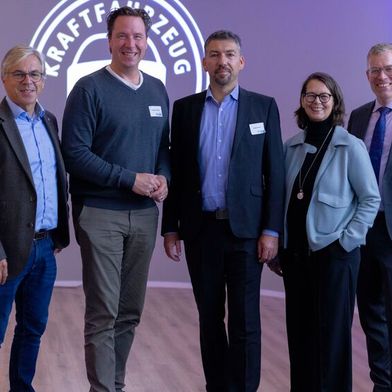 Standen auf der Bühne: (v. l.) Tim Schneider (Landesinnungsmeister), Klemens Skibicki (Professor und Wissenschaftlicher Direktor des Deutsches Instituts für Kommunikation und Recht im Internet, Köln, DIKRI), Helge Kiebach (Geschäftsführer des Kraftfahrzeugtechnischen Instituts KTI), Nina Eskildsen (Präsidentin des Verbands des Kfz-Gewerbes Schleswig-Holstein) und Jan-Nikolas Sontag (Geschäftsführer des Verbands des Kfz-Gewerbes Schleswig-Holstein).
 (Bild: Kfz-Gewerbe Schleswig-Holstein)