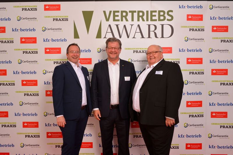 Michael Walter vom Autohaus Geisser in Karlsruhe, eingerahmt von den beiden Repräsentanten der Car Garantie Sascha Schüren (l.) und Uwe Imbach. (S. Bausewein)