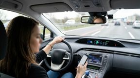 Viele Autofahrer lassen sich von Bildschirmen und Mobiltelefonen ablenken. Die heute üblichen Warnungen der Fahrzeuge greifen zu kurz, lautet das Urteil mehrerer Experten. (Bild: )