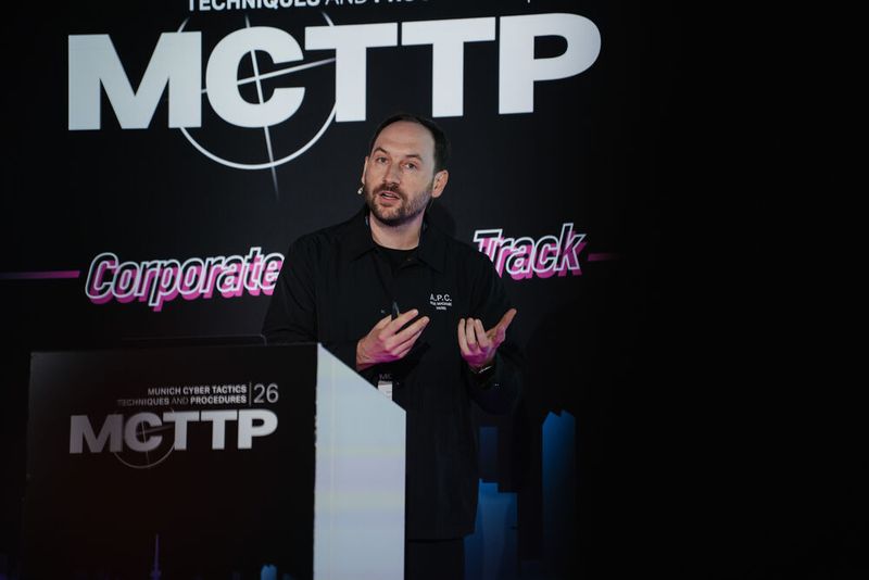 Tom Graupner hatte mit „Beyond API Keys: Fine-Grained AI Agent Authorization for DevOps with OpenFGA“ ebenfalls ein wichtiges KI-Thema dabei.  (Bild: Manuel Emme Fotografie)