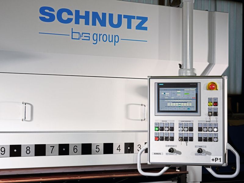 Neue Hochleistungsrichtmaschine für die Lochanstalt Aherhammer. (Bild: Schnutz)