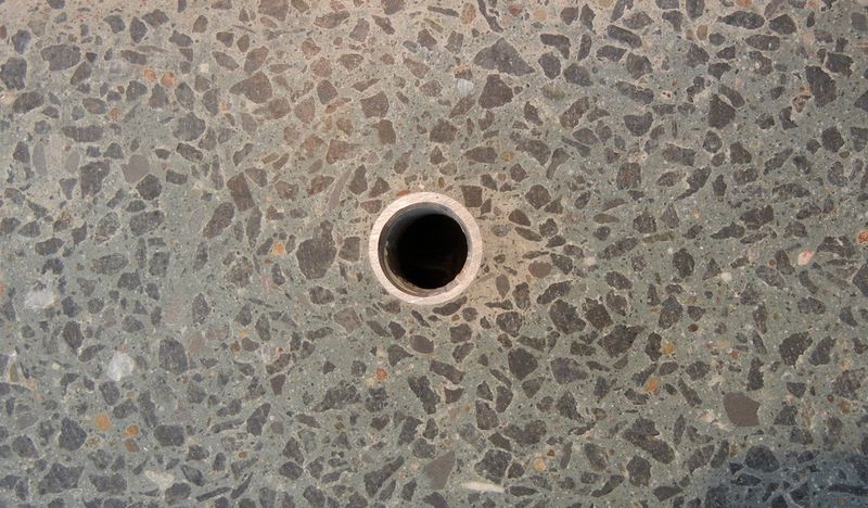 Bild 6:Eine Alternative zur Montage von Stahlplatten ist das Fräsen, Schleifen und Läppen der Betonoberfläche in einem spezialisierten Natursteinbetrieb. (Bild: Durcrete)