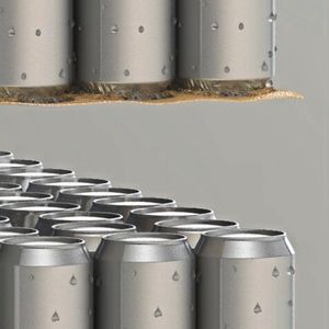 Liquim Silber-Zwischenlage: Die flüssigkeitsdichte Funktion auf der einen Seite und die Antirutschfunktion auf der anderen Seite eliminieren Probleme mit Kondenswasserbildung und sorgen für stabile Paletten – ideal bei der Palettierung von Dosen und Flaschen in der Getränkeindustrie.(Bild:  Palcut A/S)