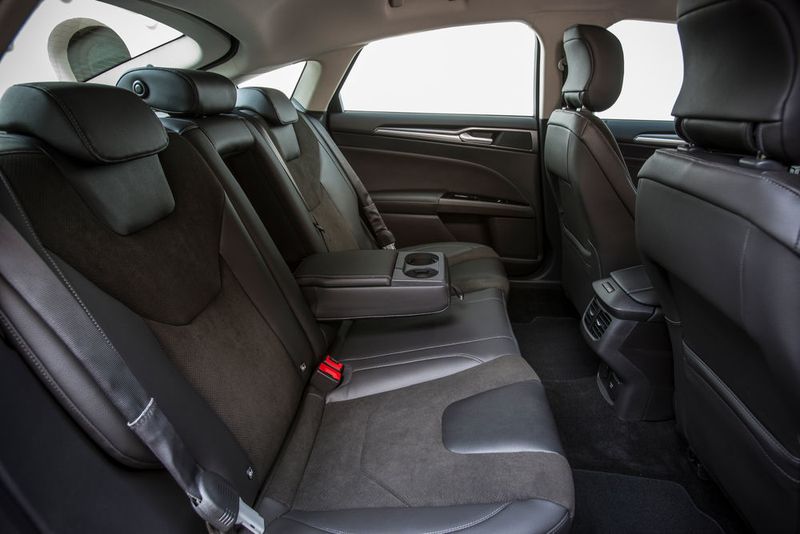 Auf Wunsch gibt es Sitzheizung und Airbaggurte für die äußeren Plätze der Rücksitzbank. (Ford)