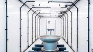 Blick in die Rotainer-Beizanlage von Siedentop: Im geschlossenen Container-System werden die Bauteile mit Tauchbeize besprüht. (Oliver Farys)