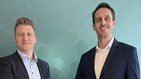 Gianfranco Dell’Aquila (Head of Sales Region Germany bei Walter) und Dr. Christian Hoffart (CEO Sparepartsnow) besiegeln ihre strategische Partnerschaft. (Bild: Walter/Sparepartsnow)
