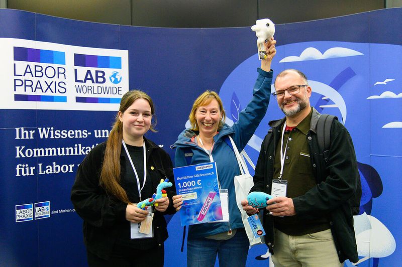 Wer am Anfang der Messe das Gewinnspielformular ausgefüllt hat und am Ende um 15:30 Uhr noch vor Ort ist, hat wie immer die Chance, für den Hauptpreis der Verlosung gezogen zu werden: ein 1.000-Euro-Gutschein für Laborbedarf. Einige extragroße Plüschmikroben gibt es als „Trostpreis“.   Mehr Infos zu den kommenden LAB-SUPPLY-Messen finden Sie auf www.lab-supply.info (Bild: Stefan Stark)