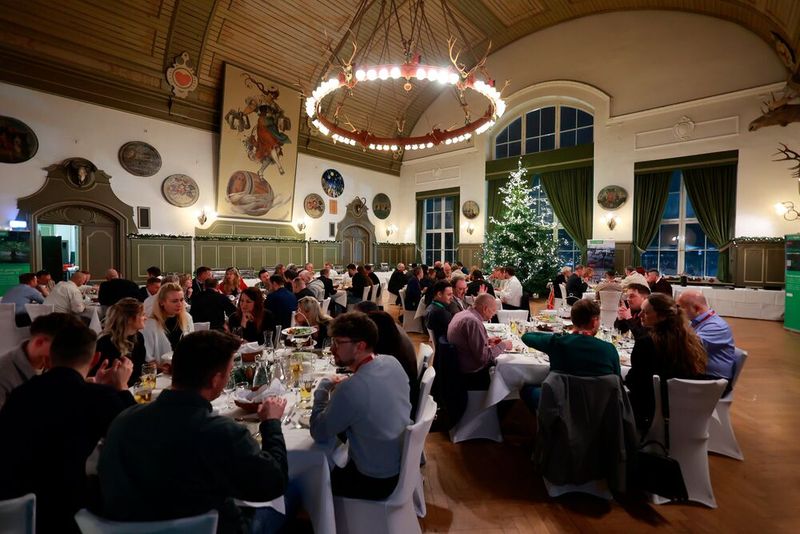 Vorweihnachtliche Stimmung beim gemeinsamen Dinner (Bild: Schneider Electric)