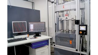 Die neue servohydraulische Prüfmaschine der Firma Dr. Werner Röhrs erfasst alle Krafteinwirkungen, die unmittelbar ausgewertet und zur Kundendokumentation bereitgestellt werden. (Bild: Röhrs, Sonthofen)