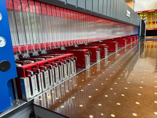 Mit rund 27 Kilowatt Motorleistung ist die Plattensäge FK 6 von IMA Schelling Precision in der Lage, Kunststoffplatten bis 120 Millimeter Dicke zu schneiden. Die Sägeschnitte sollen zu 99,5 Prozent frei von Splittern sein.(Bild:  IMA Schelling Precision)