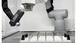 Das System Robohawk von Vision Lasertechnik ist speziell für anspruchsvolle Anwendungen konzipiert worden. Es kombiniert einen präzisen 6-Achsen-Roboter mit einem integrierten Vision-System, das eine detaillierte optische Inspektion ermöglicht, und einem Hochleistungslaser, der die präzise Materialbearbeitung übernimmt.  (Bild: Vision Lasertechnik)