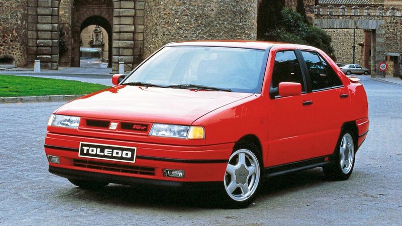 Den Toledo I (Typ 1L) baute Seat zwischen 1991 und 1999. Das 4,33 Meter lange Fahrzeug mit Stufenheck verfügte über eine großen Heckklappe (inklusive Heckscheibe) und einem 550 Liter großen Kofferraum. Die erste Toledo-Modellreihe wurde jeweils zur Hälfte von Seat und VW entwickelt und enthielt Teile des VW Golf II und III.  (Bild: Seat)