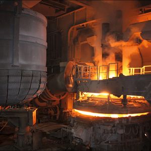 Im Elektrolichtbogenofen schmilzt Swiss Steel hochwertigen Eisenschrott, den Rohstoff für den Swissbain-7MnB8.