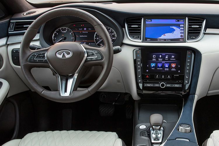 Der in der Mitte des Amaturenbretts eingebettete Touchsscreen übernimmt die Anzeige der Navigation und sämtlicher Infotainment-Angebote. (Nissan)