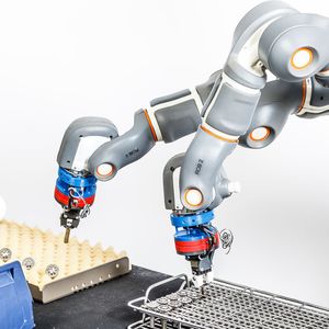 Der rob@work 3 verbindet eine omnidirektionale mobile Plattform und ein modulares Manipulatorsystem zu einem vollständig integrierten Roboter, der durch die verfügbaren offenen Schnittstellen und Basisfunktionalitäten effektiv und flexibel in der Produktion eingesetzt werden kann. Hier im Bild eine Variante mit dem kollaborativen Zweiarm-Roboter Yumi von ABB.