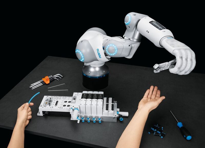 Damit die Bionic Soft Hand sicher und direkt mit dem Menschen interagieren kann, wird sie pneumatisch betrieben. (Festo)