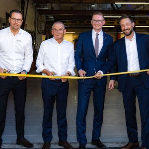 V.l.: Daniel, Stephan und Thomas Kestenholz mit dem CEO von Mercedes-Benz Schweiz, Dirk Adelmann.(Bild:  Kestenholz)