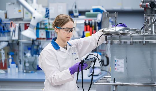 Eva Jungbluth leitet in der Forschung und Entwicklung am Sanofi BioCampus in Frankfurt ein Team, das Laborprozesse so optimiert, dass die Arzneimittel auch im großen Maßstab in der Produktion herstellbar sind. (Bild:  Thomas Lohnes/ Sanofi)