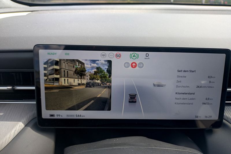 5. Digitaler Komfort: Beim Blinken wird ein Blick auf den Toten Winkel eingeblendet. (Bild: Sven Prawitz/Vogel Communications Group)