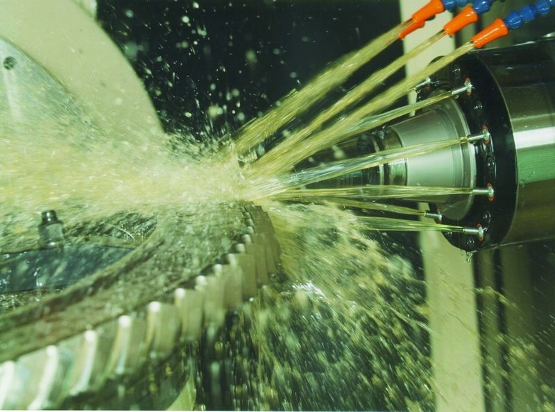 Turbinenschaufeln werden nicht mehr geschmiedet und geschweißt, sondern aus dem Vollen gefräst. Bild: Rolls-Royce (Archiv: Vogel Business Media)