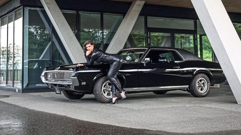 Der Fotokalender „Girls & legendary US-Cars“ spielt viel mit den Farben – Frau und Auto bilden dadurch eine Symbiose. (Bild: Carlos Kella)