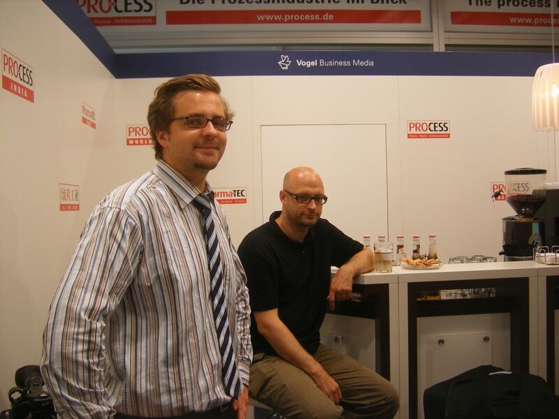 Wolfgang Ernhofer (PROCESS/LiveTV) und Kameramann Torsten Heittmann genehmigen sich eine kleine Drehpause. (Bild: LABORPRAXIS)